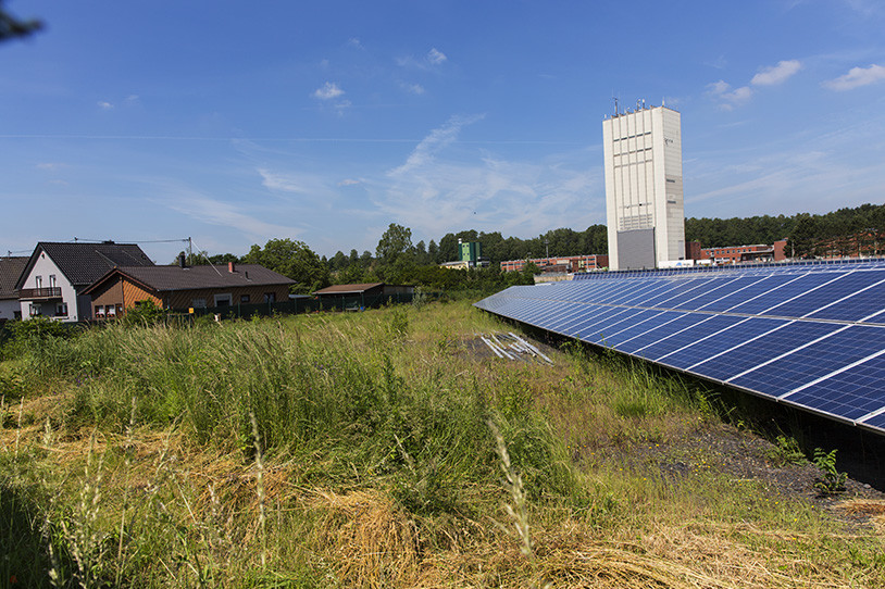 Solaranlage auf dem Gelände der ehemaligen Grube Warndt bei dem Großrosselner Ortsteil Karlsbrunn. 