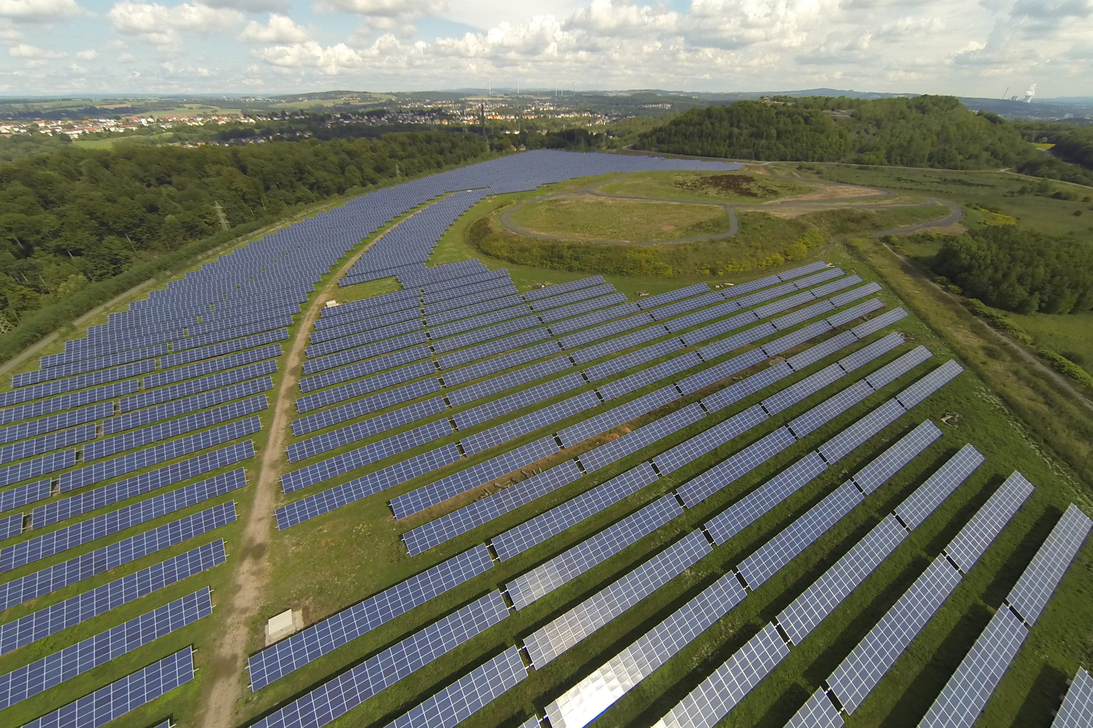 Erneuerbare Energie: Luftbild der Solaranlage Brönnchesthal auf der Fläche des ehemaligen Absinkweihers der Grube Reden in Schiffweiler
