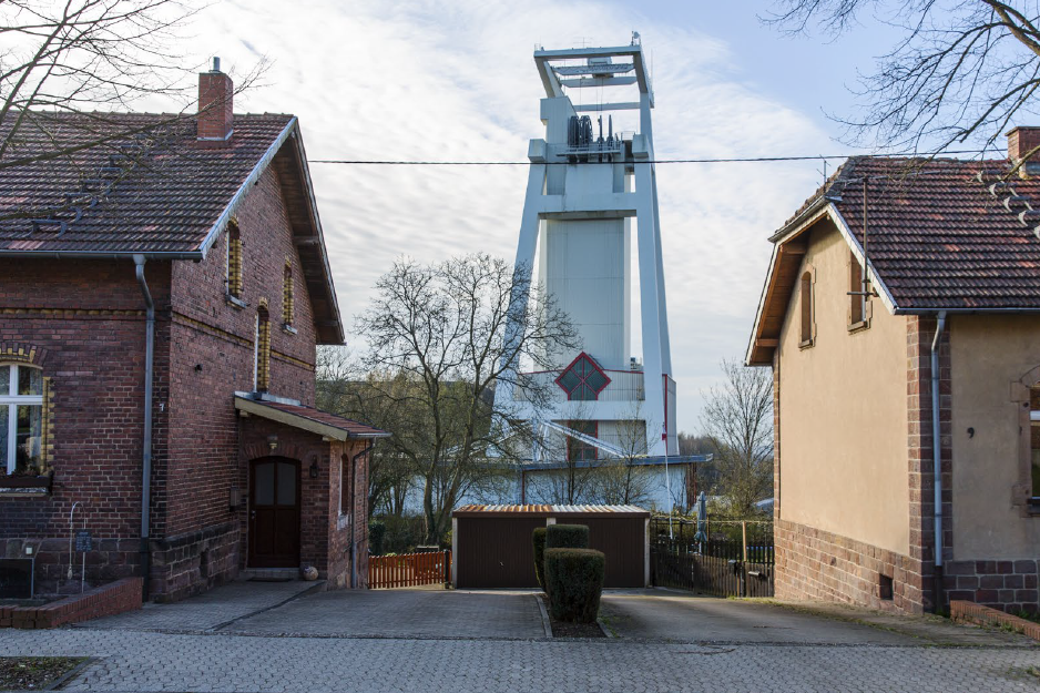 Der „Weiße Riese“, das Fördergerüst von Schacht IV der ehemaligen Grube Göttelborn