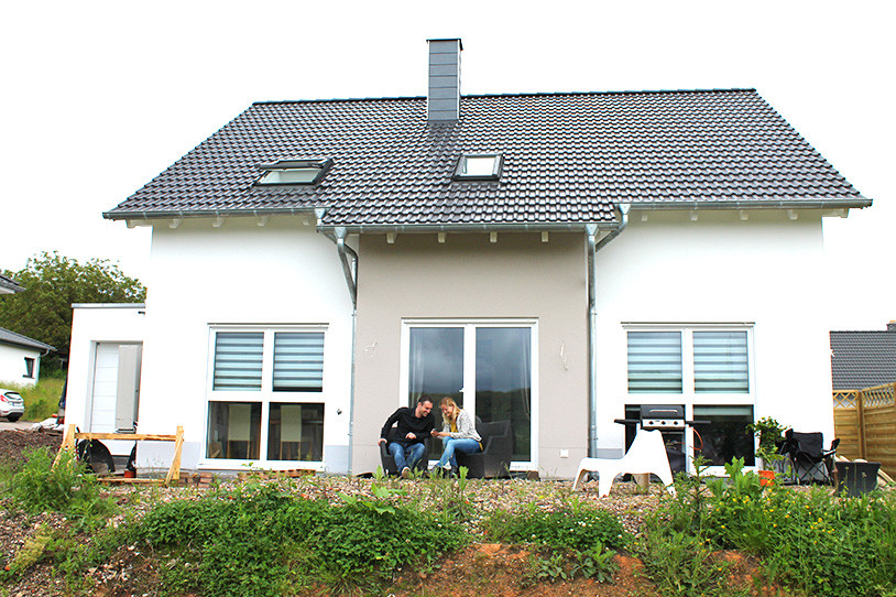 Lehrer-Ehepaar Maren Hänsel und Thorsten Bruch draußen auf der Terrasse
