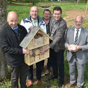 Installierten gemeinsam ein Insektenhotel  (v.l.n.r.): Rudolf Krumm, Prokurist RAG Montan Immobilien, Martin Strauß, Geschäftsführer Landschaftsagentur Plus, Stefan Jennewein, Projektingenieur Landschaftsagentur Plus, Jörg Aumann, Bürgermeister Kreisstadt Neunkirchen, Roland Krämer, Staatssekretär Umweltministerium