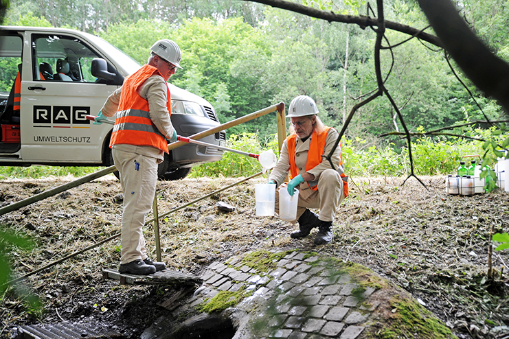 Mitarbeiter der RAG, Abteilung Umweltschutz bei der Probenahme