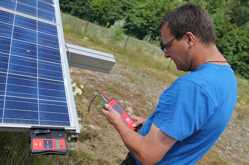 Wartungsarbeiten an der Solaranlage Brönnchesthal in Reden Schiffweiler durch die Techniker der FAMIS mbH