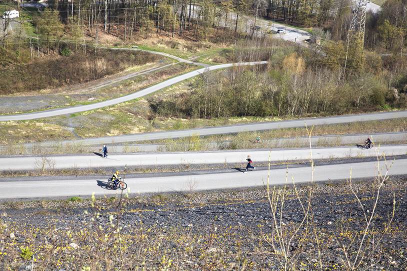 Die Halde Reden in Schiffweiler ist für Spaziergänger, Nordic Walker, Jogger, Fahrradfahrer und Inline-Skater gleicher maßen interessant.