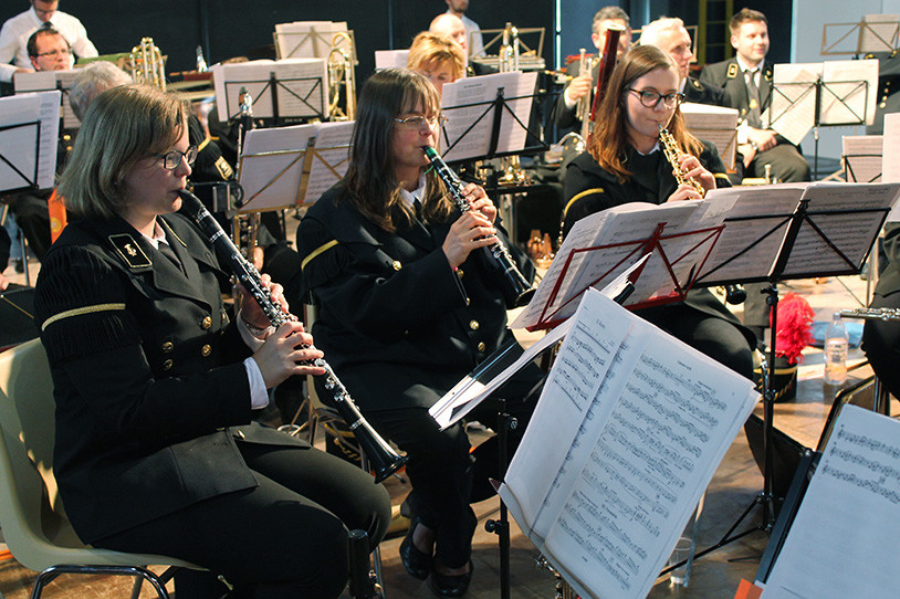  Bei der Bergkapelle spielen natürlich Frauen mit: Tina Schmitt, Klarinettistin und Geschäftsführerin (erste von links)