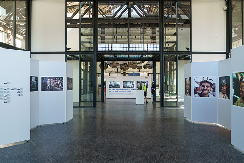 Blick durch den Veranstaltungsraum zur Ausstellung „Bergbau. Unser Erbe.“ in der Repräsentanz der RAG an der Saar in Ensdorf