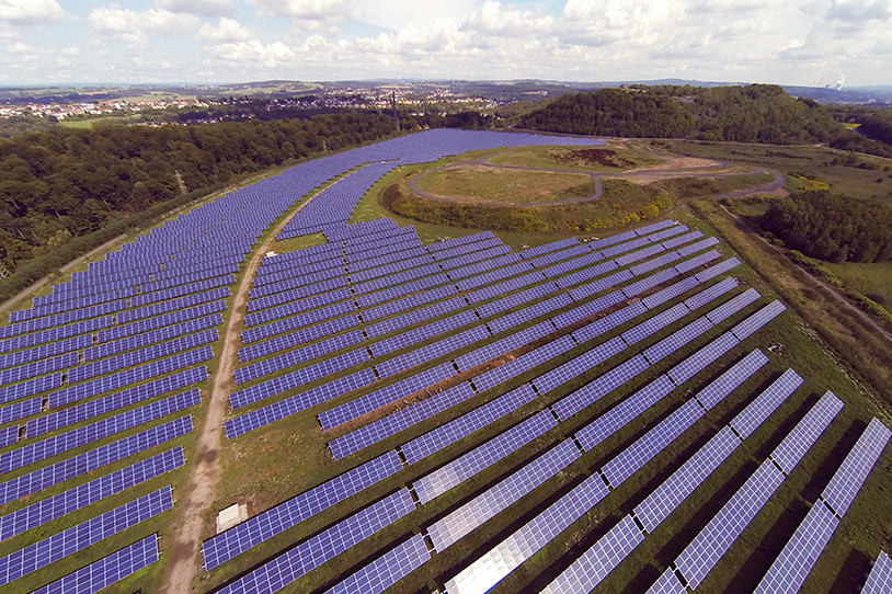 Luftbild der Solaranlage Brönnchesthal, Standort: Bergehalde Reden in Schiffweiler.