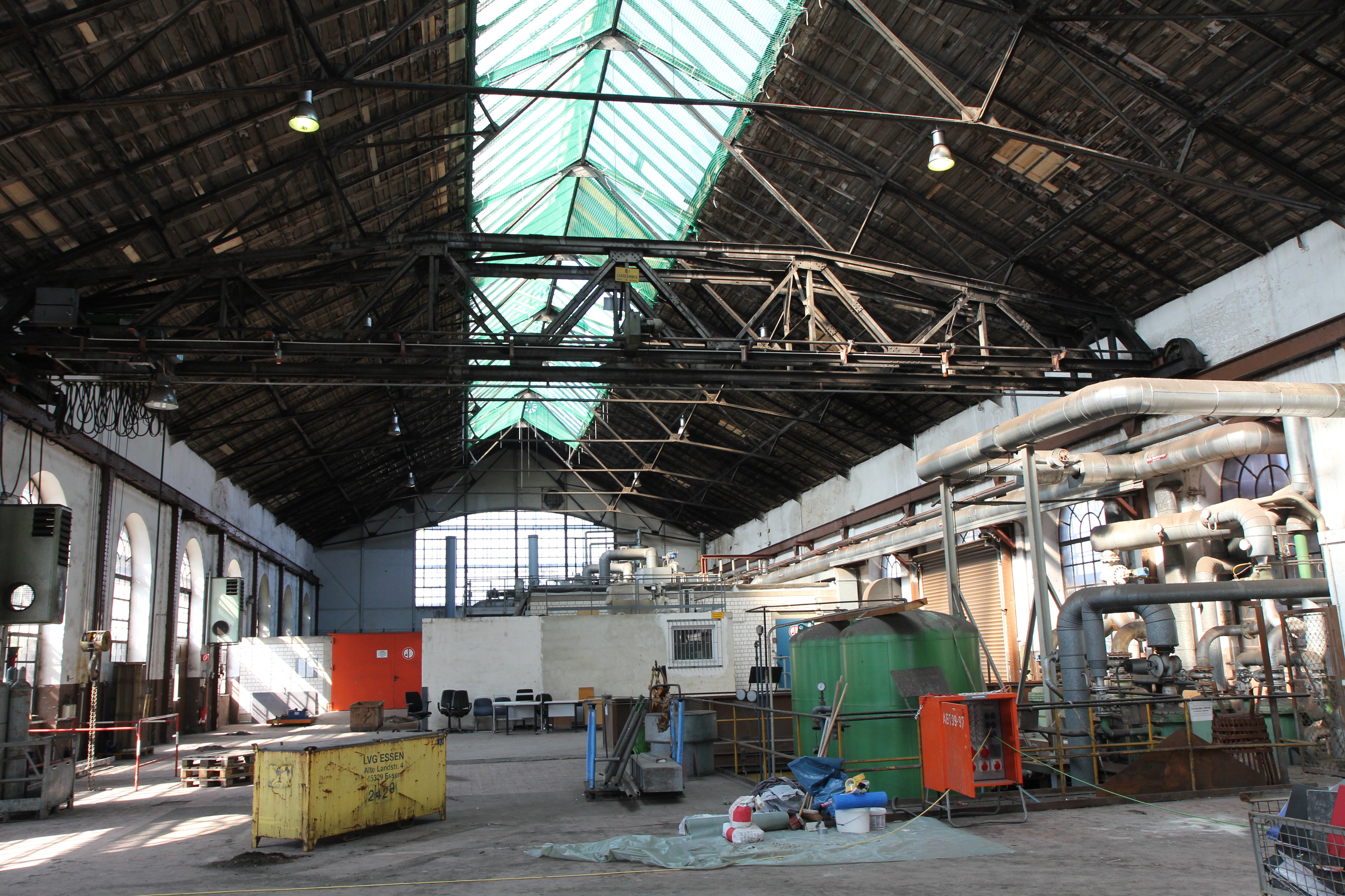 Die Maschinenhalle mit historischer Krananlage während des Umbaus