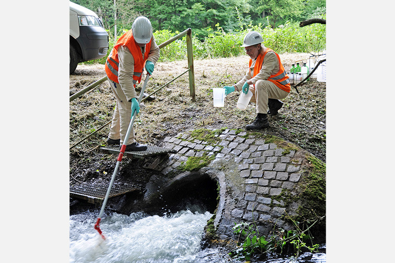 Mitarbeiter der RAG, Abteilung Umweltschutz an der Einleitstelle des Grubenwassers in den Klinkenbach in Schiffweiler-Reden