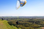 Gleitschirmflieger starten von der Halde Duhamel in Ensdorf