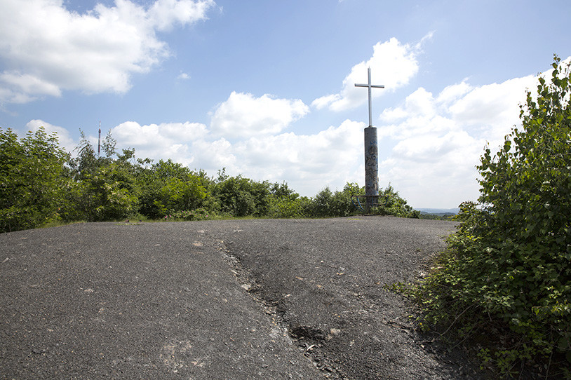 Das Gipfelkreuz der Halde Viktoria in Püttlingen. Die Halde wurde 2006 zum   Naturschutzgebiet erklärt