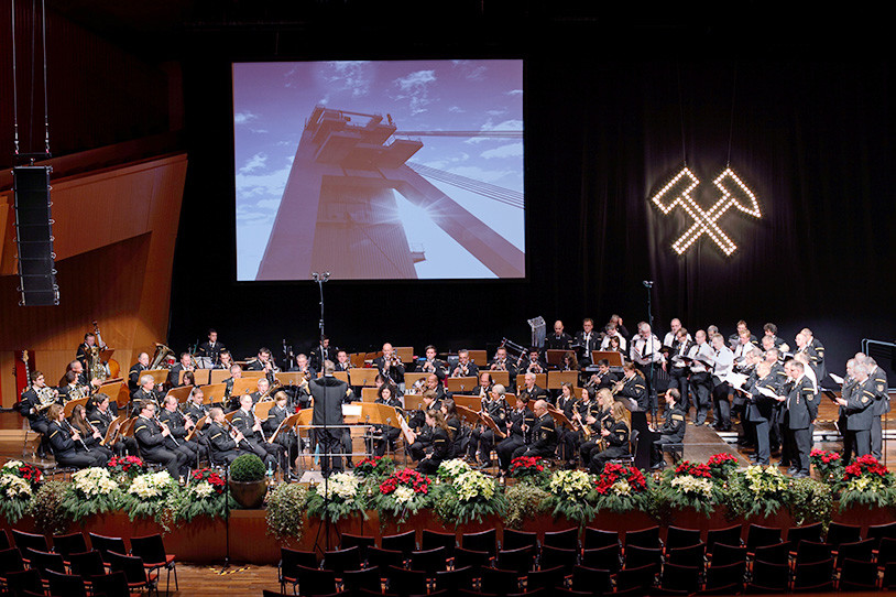 Die „Bergmusik an der Saar“ in voller Mannschaftsstärke, 55 Musiker (Bergkapelle) und 42 Sänger (Saarknappenchor)