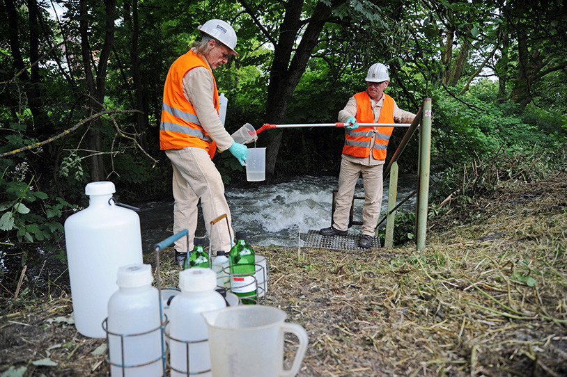 Vom Teleskopschöpfer geht die Wasserprobe in den Messbecher, von dort in die Probeflaschen.