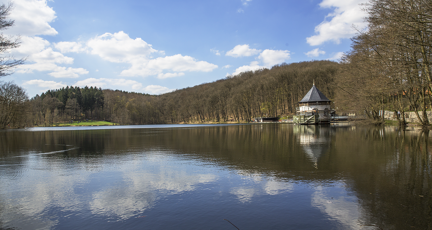 Wenig deutet heute daraufhin, dass der Itzenplitzer Weiher im Schiffweiler Ortsteil Heiligenwald ursprünglich durch den Bergbau entstanden ist