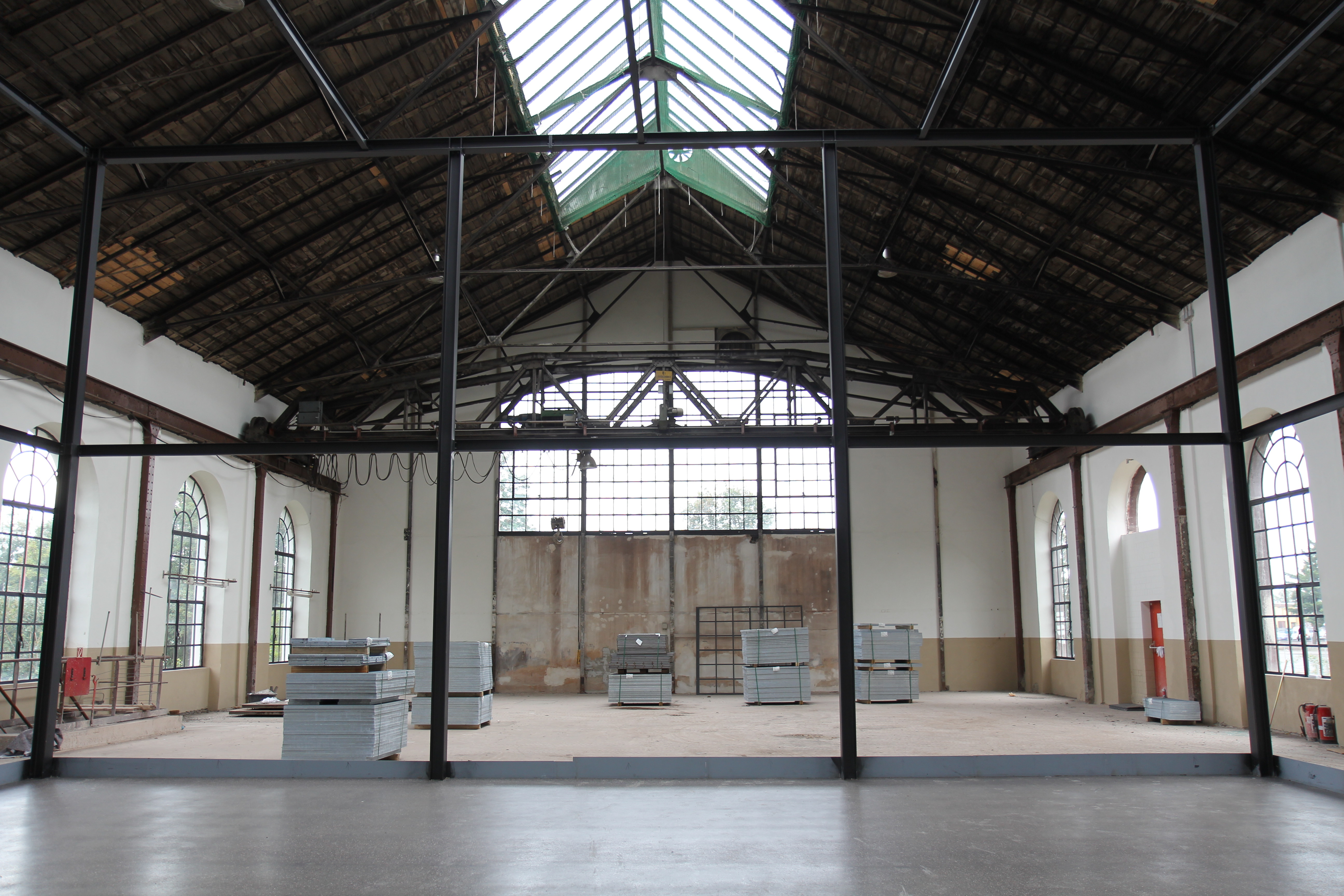 Die Einbauten der Glaskuben und Rohbau des Foyers während des Umbaus der Maschinenhalle