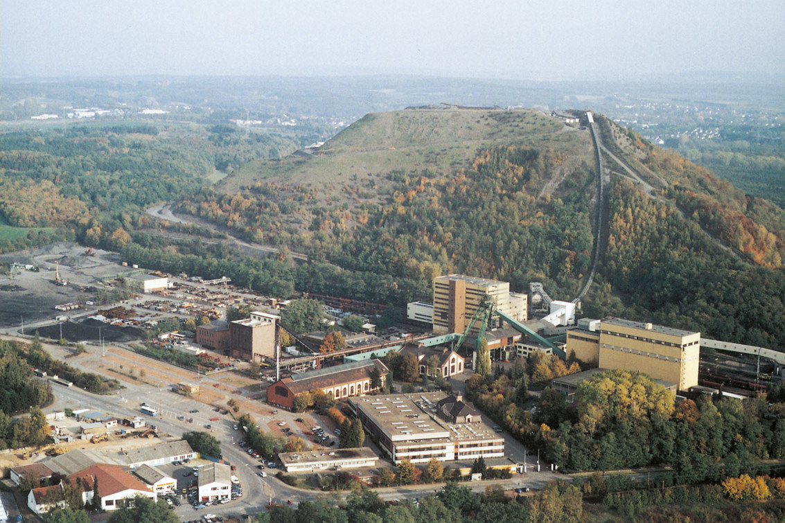 Historisches Luftbild des ehemaligen Bergwerks Saar und der Halde Duhamel in Ensdorf