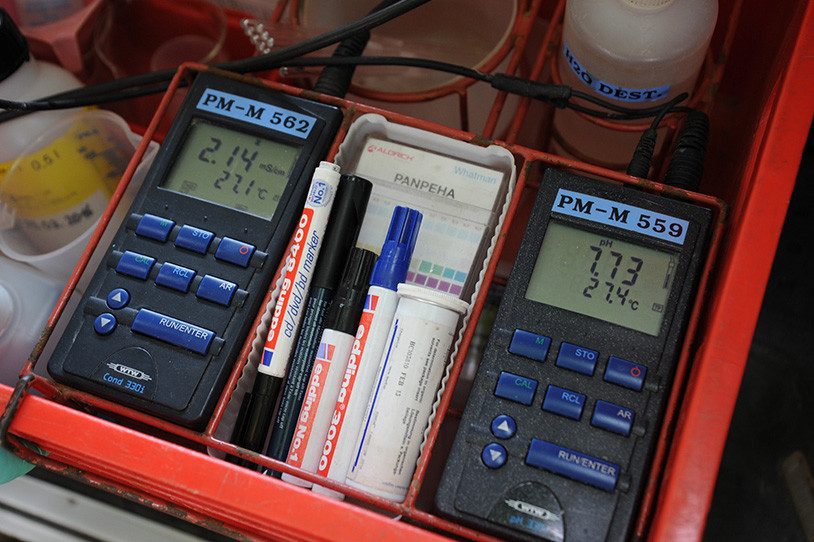 Zur Ausrüstung der RAG-Mitarbeiter gehören diese beiden Messgeräte: Links ein Leitfähigkeits¬messgerät mit Temperaturmesser. Rechts ein Messgerät zur Bestimmung des pH-Wertes