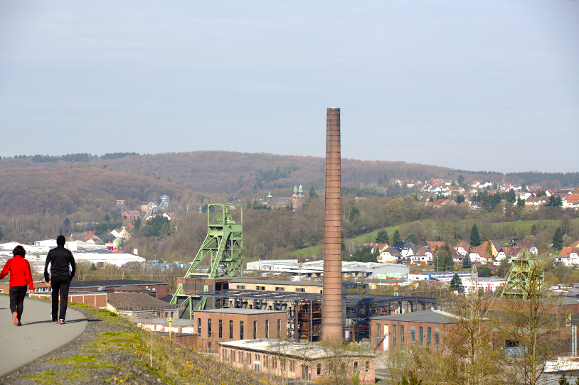 Blick auf die ehemalige Grube Reden in Schiffweiler von der angrenzenden Halde