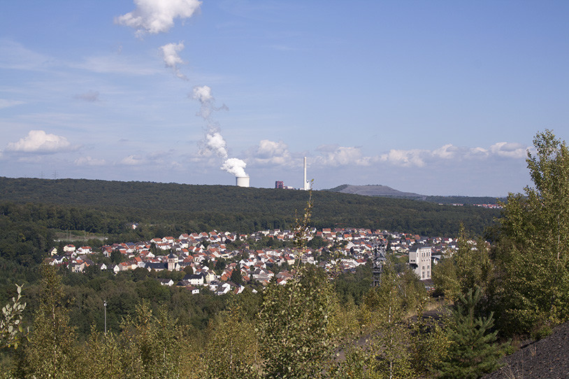 Der Hammerkopfturm der ehemaligen Grube Camphausen in Fischbach ist Denkmal und Landmarke zugleich