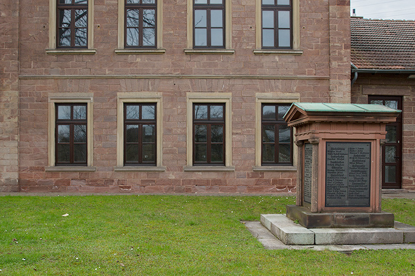 Vor dem historischen Verwaltungsgebäude der Grube Maybach erinnert ein Gedenkstein an die 98 Bergleute, die am 25. Oktober 1930 bei einer Schlagwetterexplosion ums Leben kamen
