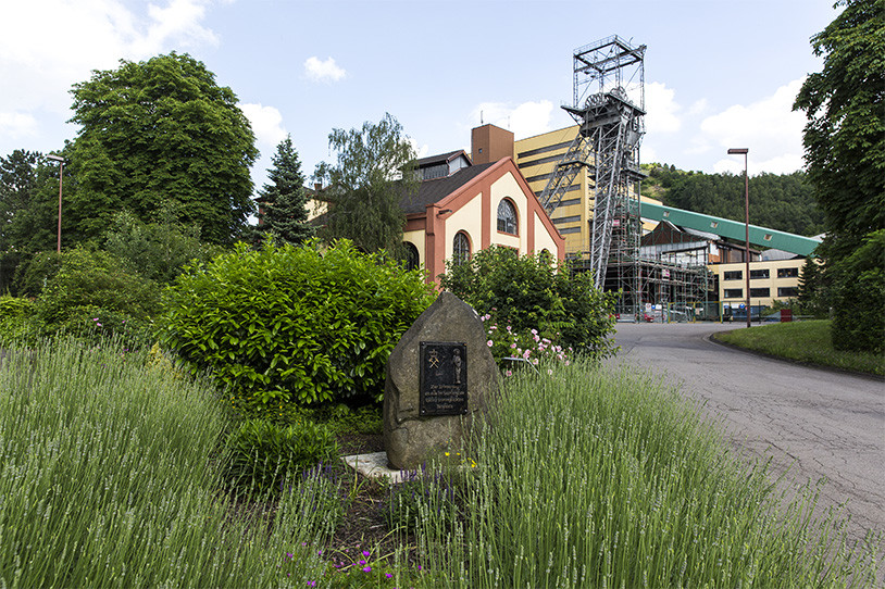 Das Denkmal „Zur Erinnerung an alle im Saarbergbau tödlich verunglückten Bergleute“ auf dem Gelände der ehemaligen Grube Ensdorf